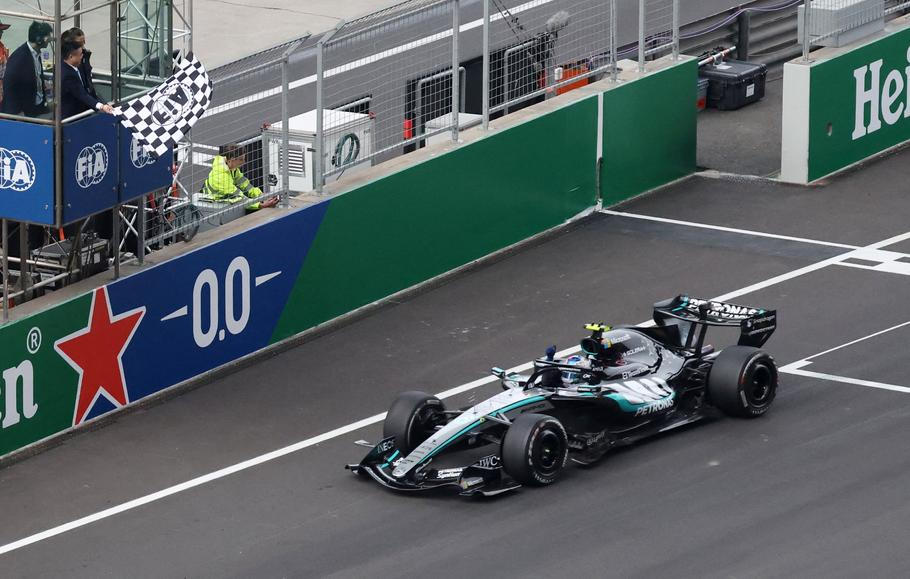 Andrea Kimi Antonelli v Mercedesu v cíli vítězné Velké ceny Číny 2026