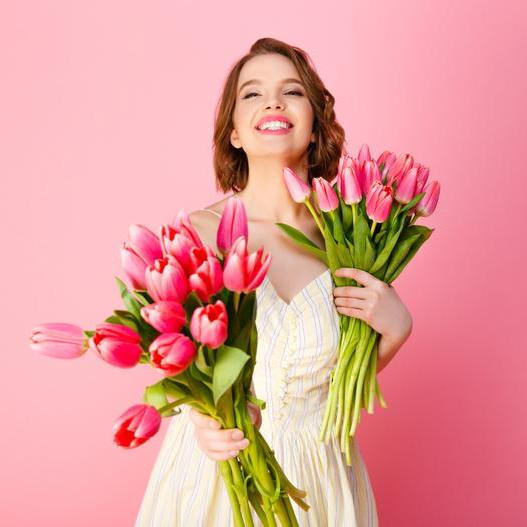 Jak tedy z krátkého jarního románku udělat vztah na delší dobu? Existuje několik jednoduchých triků, které květináři dobře znají – jen se o nich příliš nemluví.