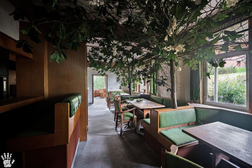 Uvnitř hotelu se stromem. Slavná Viktoria Luise chátrá, vdova teď bojuje za manželův sen