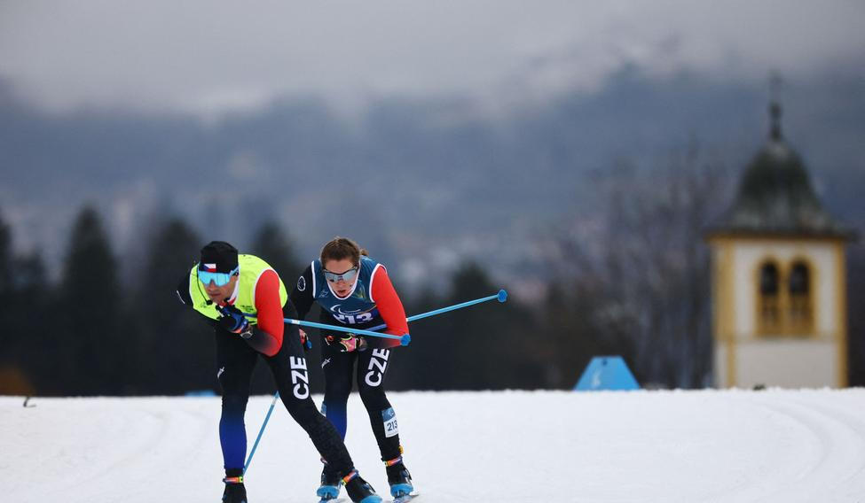 Simona Bubeníčková s trasérem Davidem Šrůtkem v běhu na lyžích na 20 km na ZOH 2026