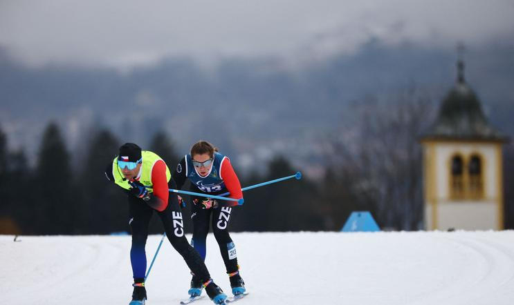 Simona Bubeníčková s trasérem Davidem Šrůtkem v běhu na lyžích na 20 km na ZOH 2026