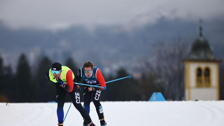 Simona Bubeníčková s trasérem Davidem Šrůtkem v běhu na lyžích na 20 km na ZOH 2026