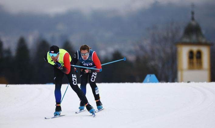 Simona Bubeníčková s trasérem Davidem Šrůtkem v běhu na lyžích na 20 km na ZOH 2026