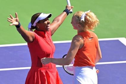Taylor Townsendová a Kateřina Siniaková po vítězství na turnaji v Indian Wells