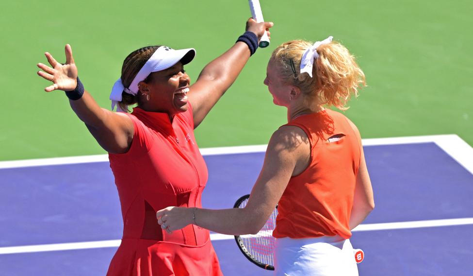 Taylor Townsendová a Kateřina Siniaková po vítězství na turnaji v Indian Wells