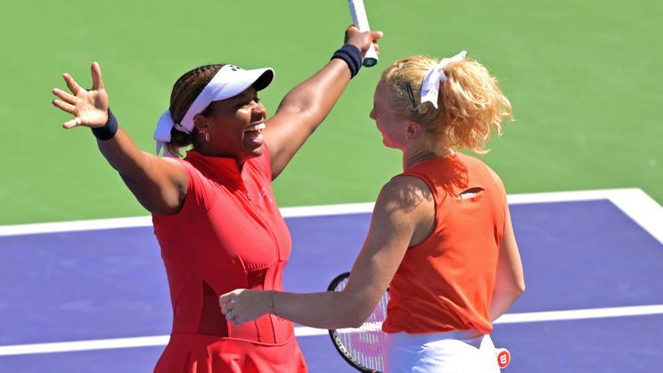 Taylor Townsendová a Kateřina Siniaková po vítězství na turnaji v Indian Wells