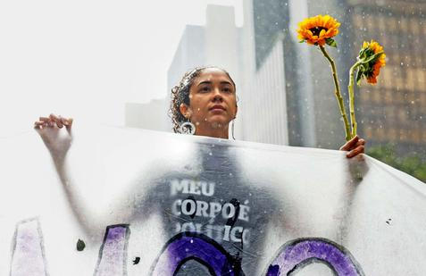 Škoda tyhle fotky minout: mystické tetování, pády i pocty nebo kočičí město