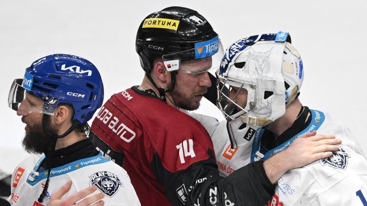 Filip Chlapík, brankář Adam Brízgala