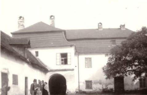 Takto vypadal zámeček ještě před tím, než začal chátrat. Na snímku je zachycena rodina Petrů, která patří mezi jeho někdejší majitele.