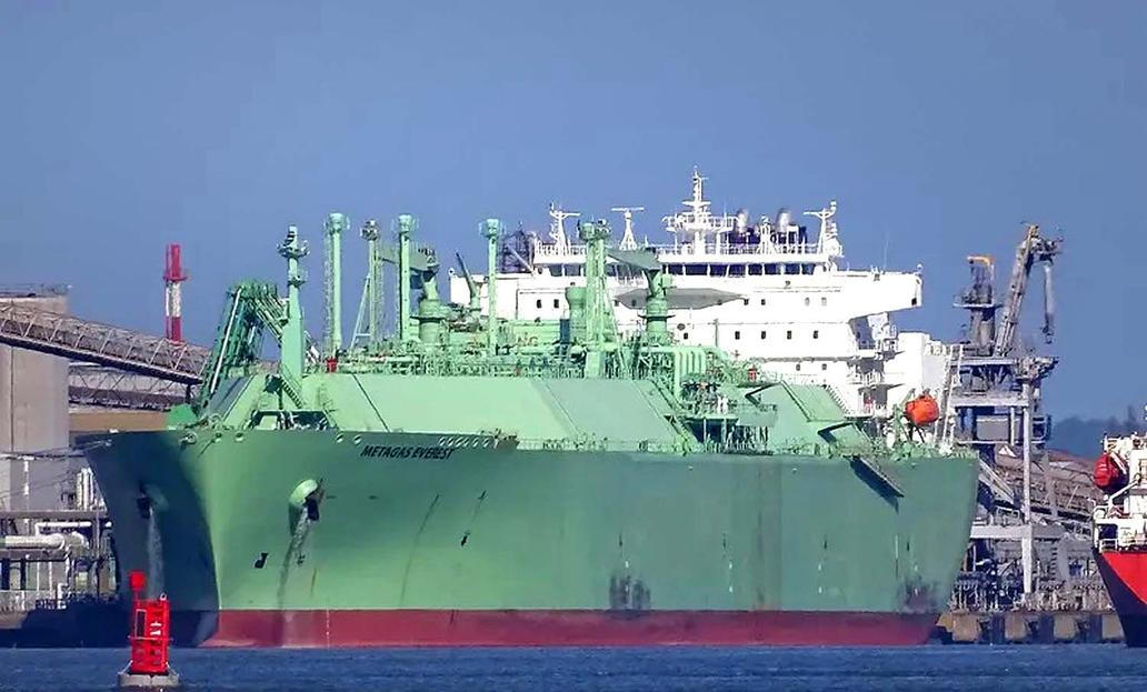 Ruský tanker  Arctic Metagaz  před poškozením.