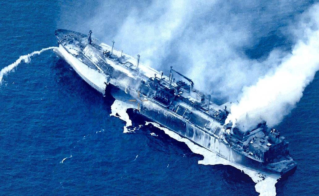 Ruský tanker Arctic Metagaz zasažený dronem ohrožuje Maltu ekologickou katastrofou.