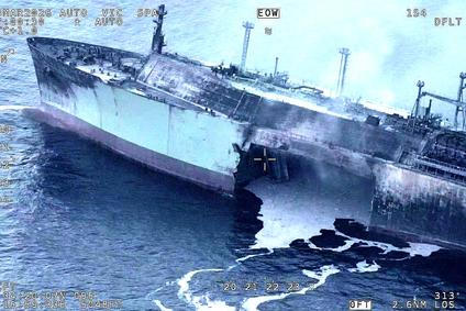 Ruský tanker Arctic Metagaz zasažený dronem ohrožuje Maltu ekologickou katastrofou.