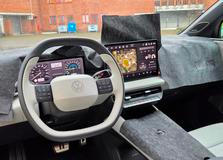 Kromě zamaskované karoserie ukázal i zakamuflovaný interiér s novým dvouramenným volantem nebo retrografikou přístrojového štítu a multimediálního systému.