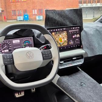 Kromě zamaskované karoserie ukázal i zakamuflovaný interiér s novým dvouramenným volantem nebo retrografikou přístrojového štítu a multimediálního systému.