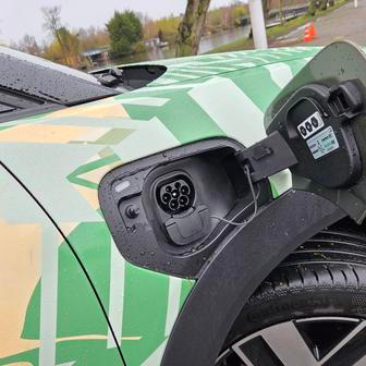 Aby se šetřila kabeláž, je veškerá technika soustředěná dopředu, včetně nabíjecího portu. Maximum je podle baterie 90 nebo 105 kW, standardem bude funkce V2L.