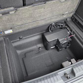 Část z objemu jde za velmi objemnou schránkou pod podlahou kufru, 22litrový frunk vpředu zatím VW tají.