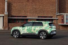 Oproti T-Crossu je vzadu znát prodloužený rozvor náprav, i při obsazení čtyřmi dospělými je před koleny vzadu na tak malé auto hodně místa.