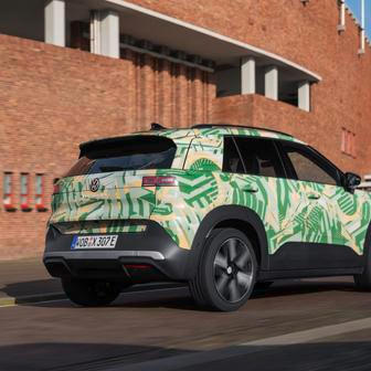 Předprodej v Česku ve třech výbavových stupních odstartuje na podzim a první auta by měla dorazit začátkem roku 2027.