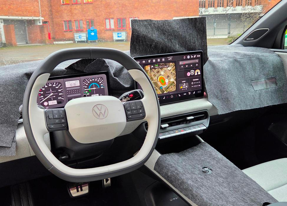 Kromě zamaskované karoserie ukázal i zakamuflovaný interiér s novým dvouramenným volantem nebo retrografikou přístrojového štítu a multimediálního systému.