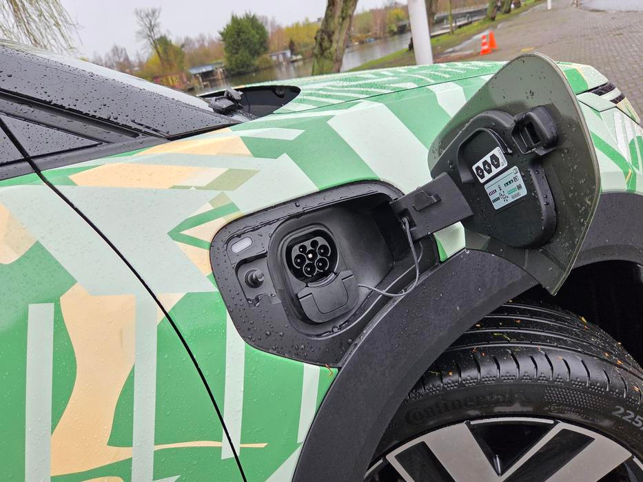 Aby se šetřila kabeláž, je veškerá technika soustředěná dopředu, včetně nabíjecího portu. Maximum je podle baterie 90 nebo 105 kW, standardem bude funkce V2L.