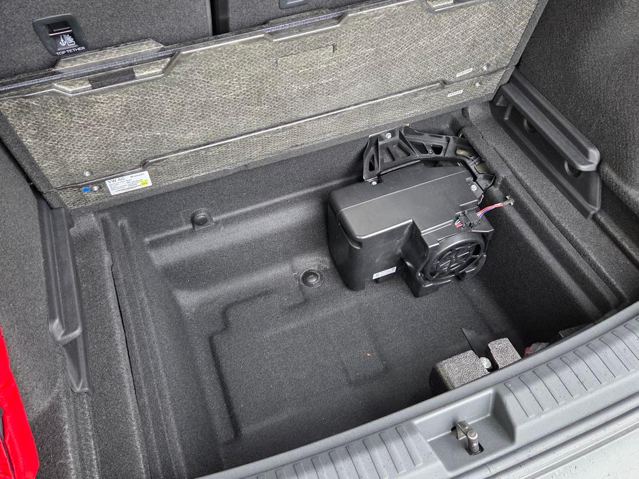 Část z objemu jde za velmi objemnou schránkou pod podlahou kufru, 22litrový frunk vpředu zatím VW tají.