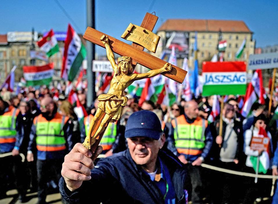 Desetitisíce proti sobě: Orbán a Magyar odstartovali volební křížovou palbu