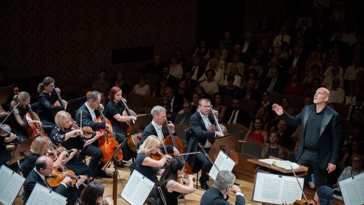 Prague Philharmonia pod vedením šéfditigenta Emmanuela Villauma.