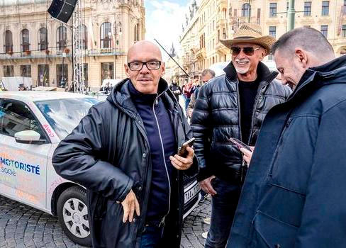 I když se nyní Petr Macinka snaží tvrdit, že podnikatel Richard Chlad (uprostřed) je pouze kamarádem Filipa Turka a nevelkým sponzorem Motoristů, normalizační ideolog SSM a politický lektor KSČ měl až doteď ke straně velmi blízko a často byl s jejími politiky vidět. Na snímku z října 2025 z finále volební kampaně s Oto Klempířem a Igorem Červeným.