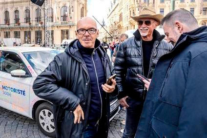 I když se nyní Petr Macinka snaží tvrdit, že podnikatel Richard Chlad (uprostřed) je pouze kamarádem Filipa Turka a nevelkým sponzorem Motoristů, normalizační ideolog SSM a politický lektor KSČ měl až doteď ke straně velmi blízko a často byl s jejími politiky vidět. Na snímku z října 2025 z finále volební kampaně s Oto Klempířem a Igorem Červeným.