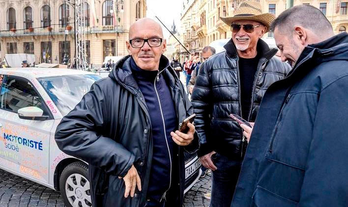 I když se nyní Petr Macinka snaží tvrdit, že podnikatel Richard Chlad (uprostřed) je pouze kamarádem Filipa Turka a nevelkým sponzorem Motoristů, normalizační ideolog SSM a politický lektor KSČ měl až doteď ke straně velmi blízko a často byl s jejími politiky vidět. Na snímku z října 2025 z finále volební kampaně s Oto Klempířem a Igorem Červeným.