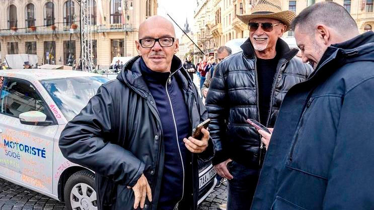 I když se nyní Petr Macinka snaží tvrdit, že podnikatel Richard Chlad (uprostřed) je pouze kamarádem Filipa Turka a nevelkým sponzorem Motoristů, normalizační ideolog SSM a politický lektor KSČ měl až doteď ke straně velmi blízko a často byl s jejími politiky vidět. Na snímku z října 2025 z finále volební kampaně s Oto Klempířem a Igorem Červeným.