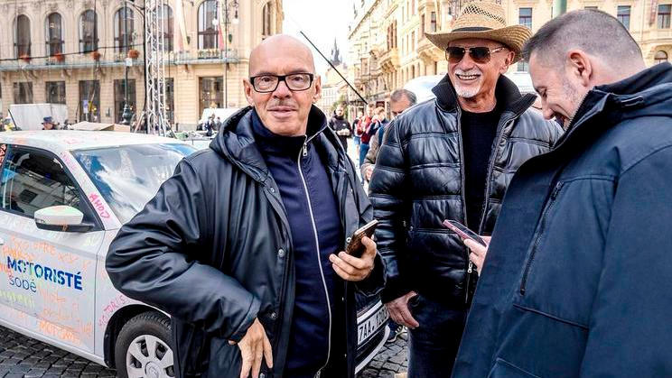 I když se nyní Petr Macinka snaží tvrdit, že podnikatel Richard Chlad (uprostřed) je pouze kamarádem Filipa Turka a nevelkým sponzorem Motoristů, normalizační ideolog SSM a politický lektor KSČ měl až doteď ke straně velmi blízko a často byl s jejími politiky vidět. Na snímku z října 2025 z finále volební kampaně s Oto Klempířem a Igorem Červeným.