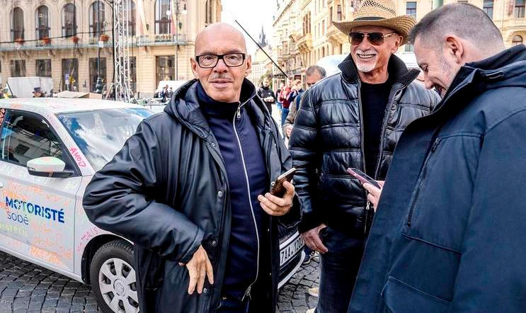 I když se nyní Petr Macinka snaží tvrdit, že podnikatel Richard Chlad (uprostřed) je pouze kamarádem Filipa Turka a nevelkým sponzorem Motoristů, normalizační ideolog SSM a politický lektor KSČ měl až doteď ke straně velmi blízko a často byl s jejími politiky vidět. Na snímku z října 2025 z finále volební kampaně s Oto Klempířem a Igorem Červeným.