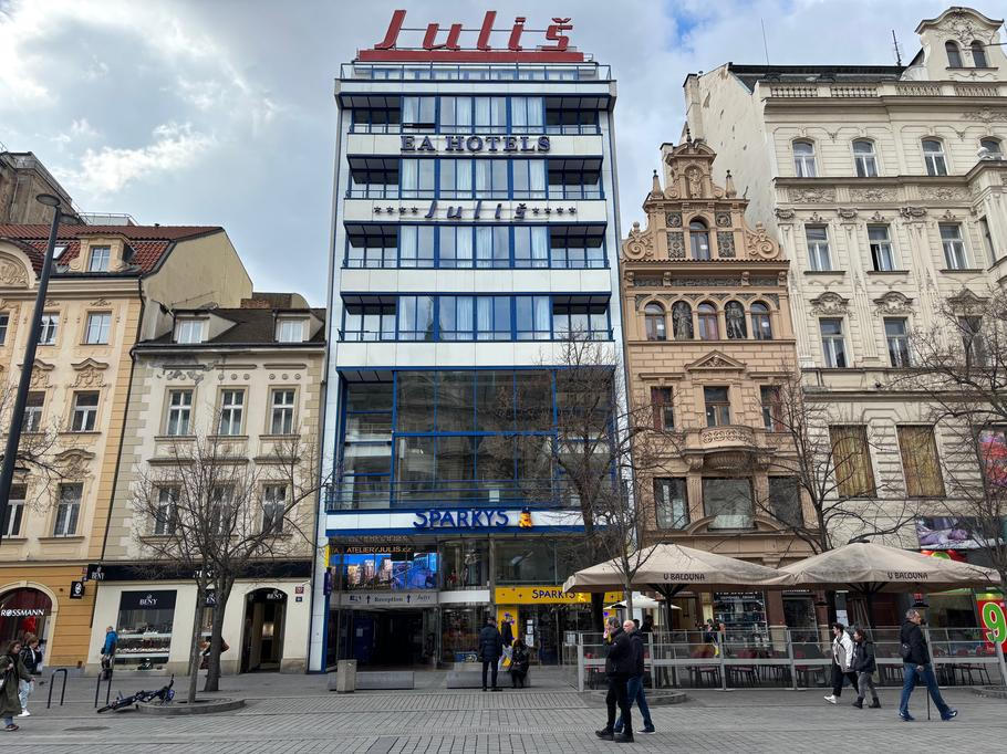 V pražském hotelu Juliš, který komunisté v roce 1948 znárodnili a přejmenovali na Tatran, v 80. letech rozjel normalizační kariéru Richard Chlad. V SSM i KSČ.