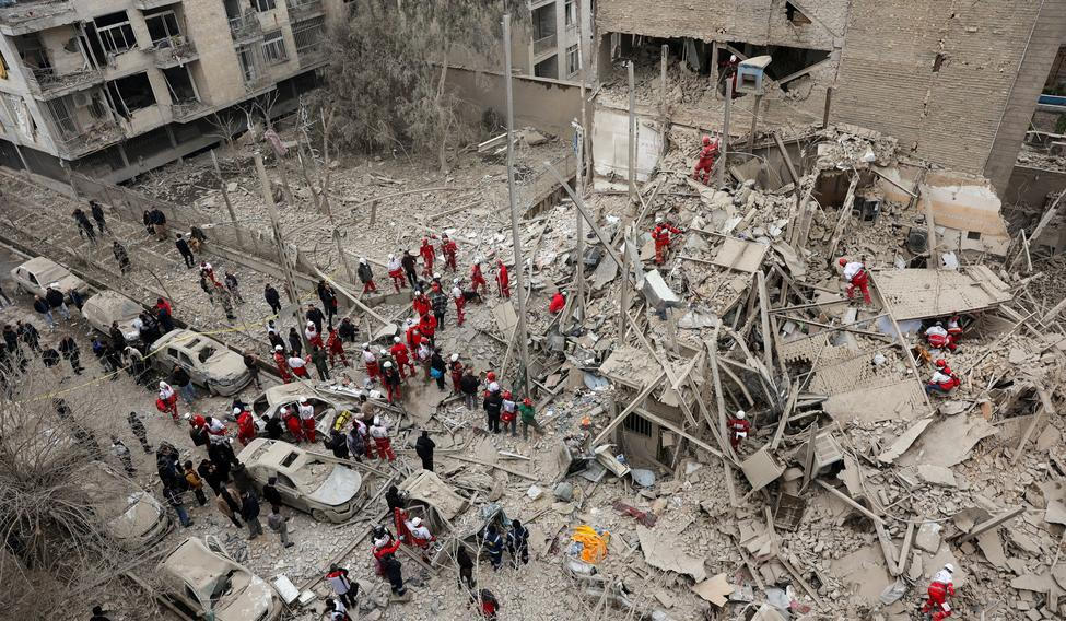 Zničená obytná budova v Teheránu, Írán, pondělí 16. března 2026.