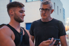 Britský dokumentarista ve snímku Louis Theroux: V nitru manosféry (2026) zkoumá rysy a kontexty současného „macho světa“.