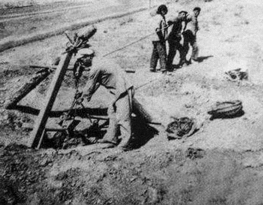 Rolníci kopají studnu v oblasti Lintong u Si-anu v provincii Šen-si, Čína, při suchu roku 1974; práce vedly k objevu terakotové armády. Ilustrační snímek