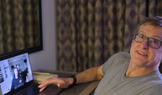 Z dokumentárního snímku Louis Theroux: V nitru manosféry (2026).