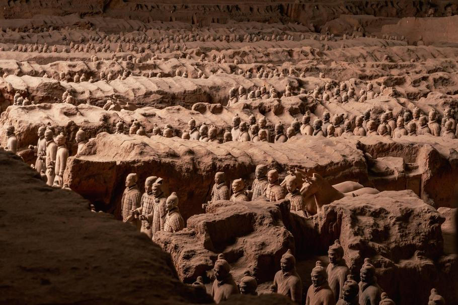 Řady terakotových bojovníků v jedné z archeologických jam pohřebního komplexu císaře Čchin Š’-chuang-ti u Si-anu v provincii Šen-si, Čína.