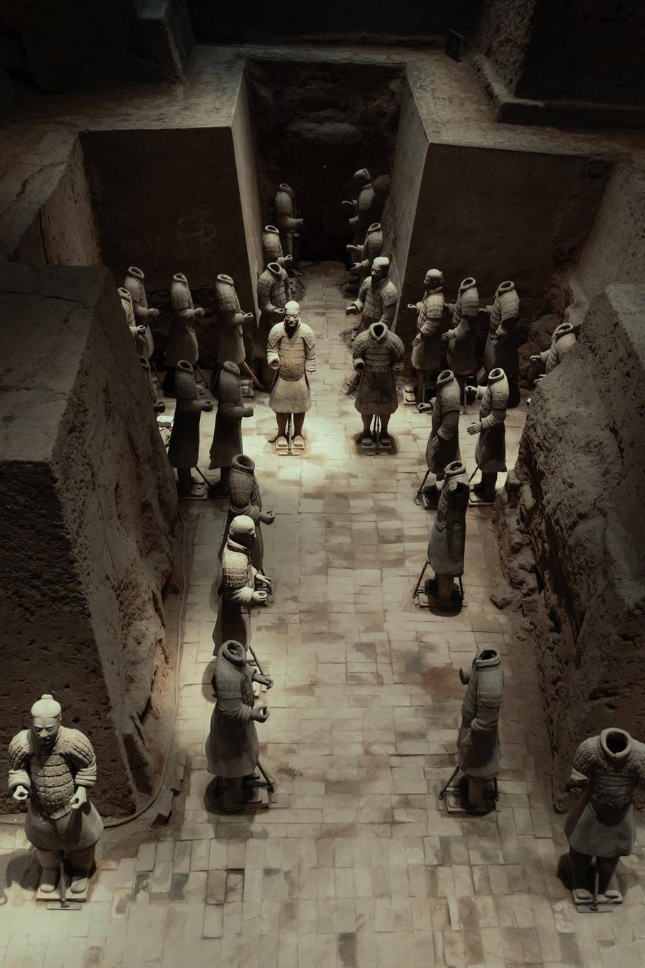 Terakotoví bojovníci v jedné z archeologických jam komplexu mauzolea císaře Čchin Š’-chuang-ti u Si-anu v provincii Šen-si, Čína.