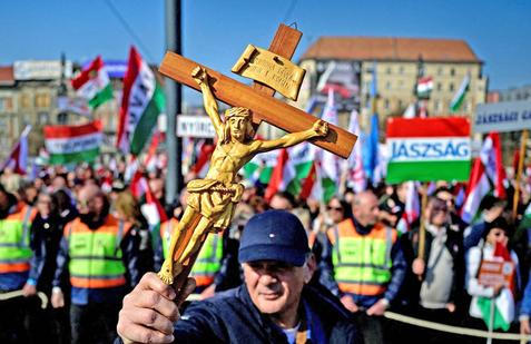 Desetitisíce proti sobě: Orbán a Magyar odstartovali volební křížovou palbu