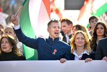 Desetitisíce proti sobě: Orbán a Magyar odstartovali volební křížovou palbu