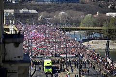 Desetitisíce proti sobě: Orbán a Magyar odstartovali volební křížovou palbu