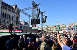 Desetitisíce proti sobě: Orbán a Magyar odstartovali volební křížovou palbu