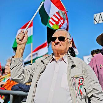 Desetitisíce proti sobě: Orbán a Magyar odstartovali volební křížovou palbu