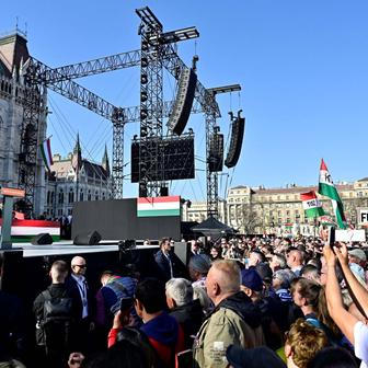 Desetitisíce proti sobě: Orbán a Magyar odstartovali volební křížovou palbu