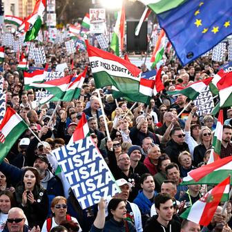 Desetitisíce proti sobě: Orbán a Magyar odstartovali volební křížovou palbu