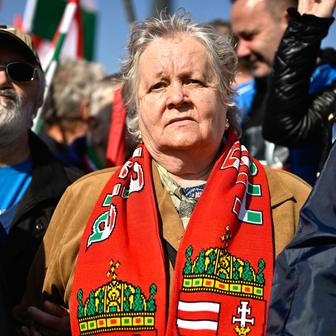 Desetitisíce proti sobě: Orbán a Magyar odstartovali volební křížovou palbu