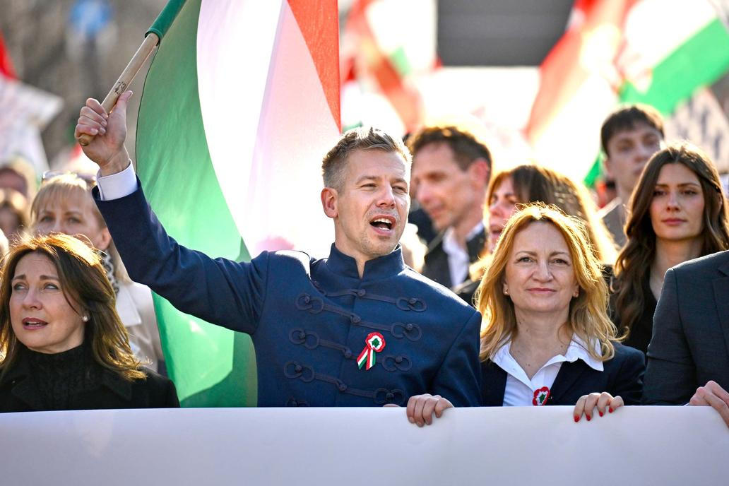 Desetitisíce proti sobě: Orbán a Magyar odstartovali volební křížovou palbu