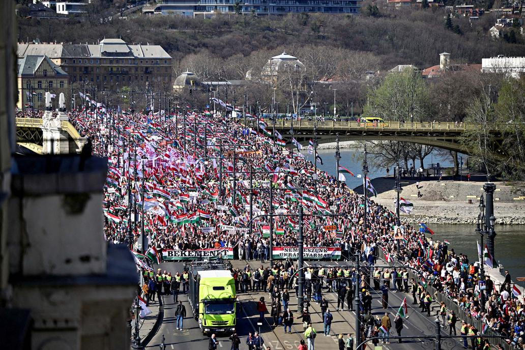 Desetitisíce proti sobě: Orbán a Magyar odstartovali volební křížovou palbu